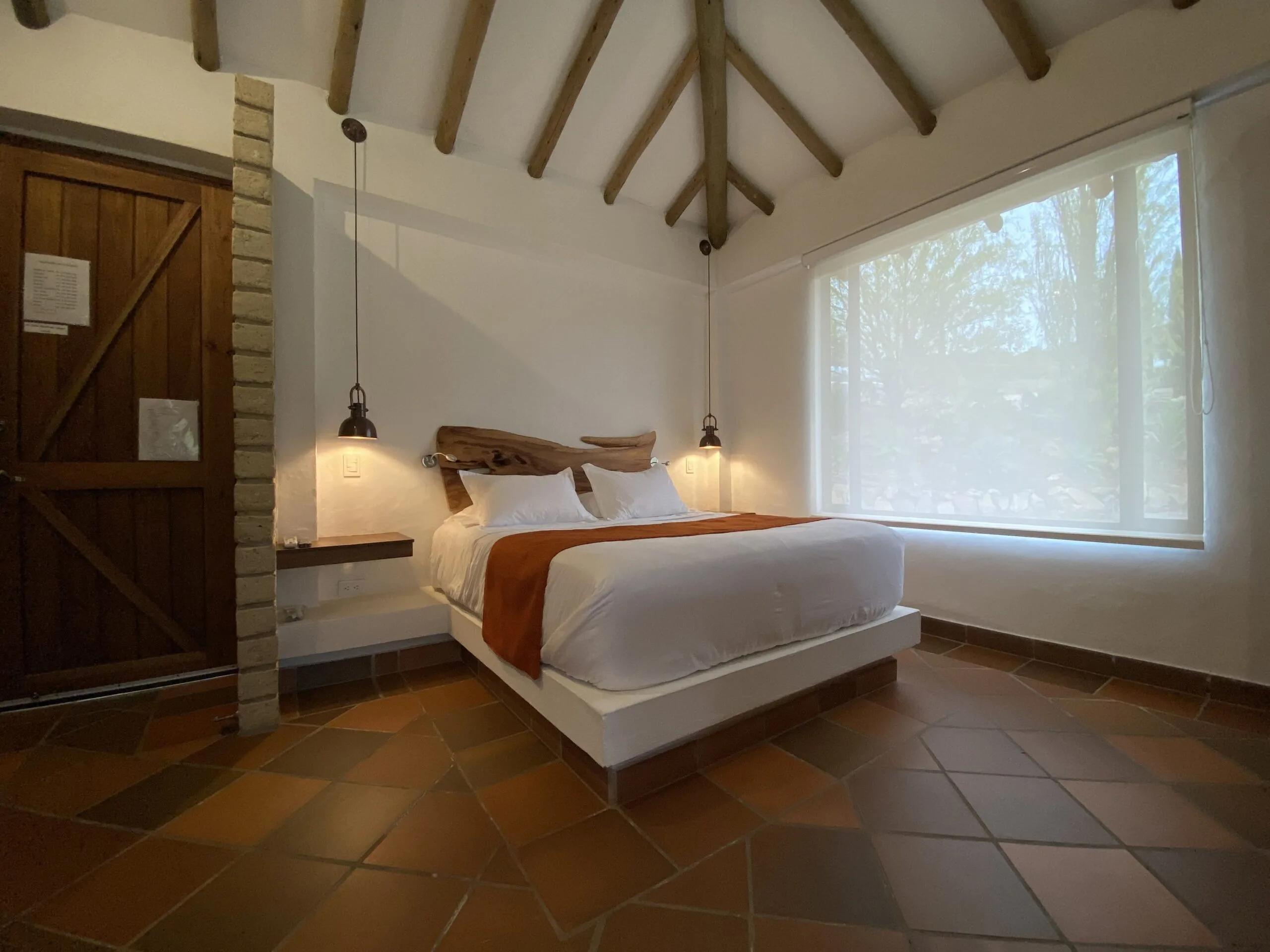 Cama queen principal habitación Villa del Pino Villa de Leyva