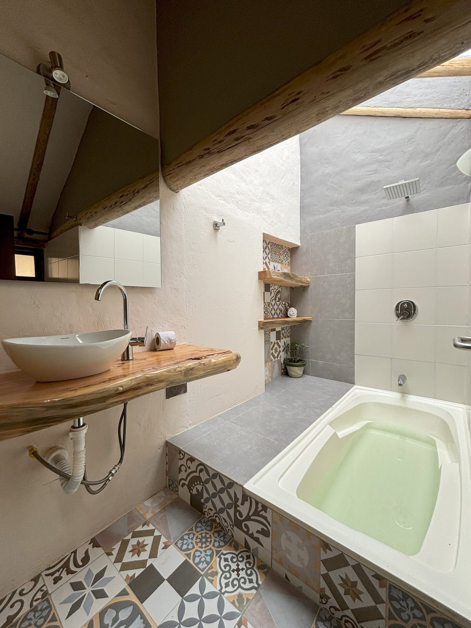 Baño con tina en Casa Brisa en la Leyenda Villa de Leyva