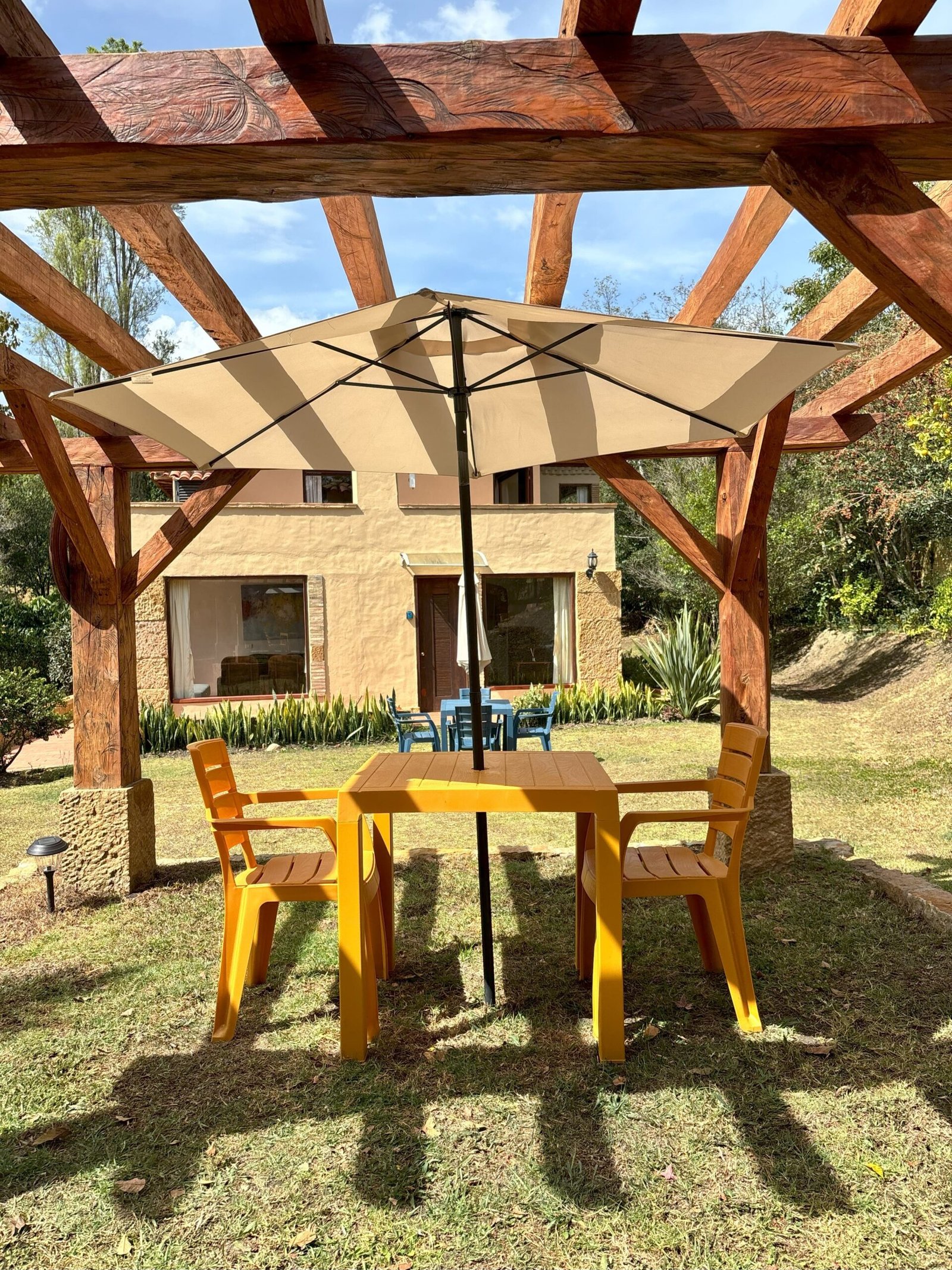 Reserva en Hotel Hacienda Boutique Cascanueces, Villa de Leyva. Hotel exclusivo con piscina climatizada, spa, zonas verdes y pet friendly. A solo 7 min del centro. Ideal para eventos y descanso