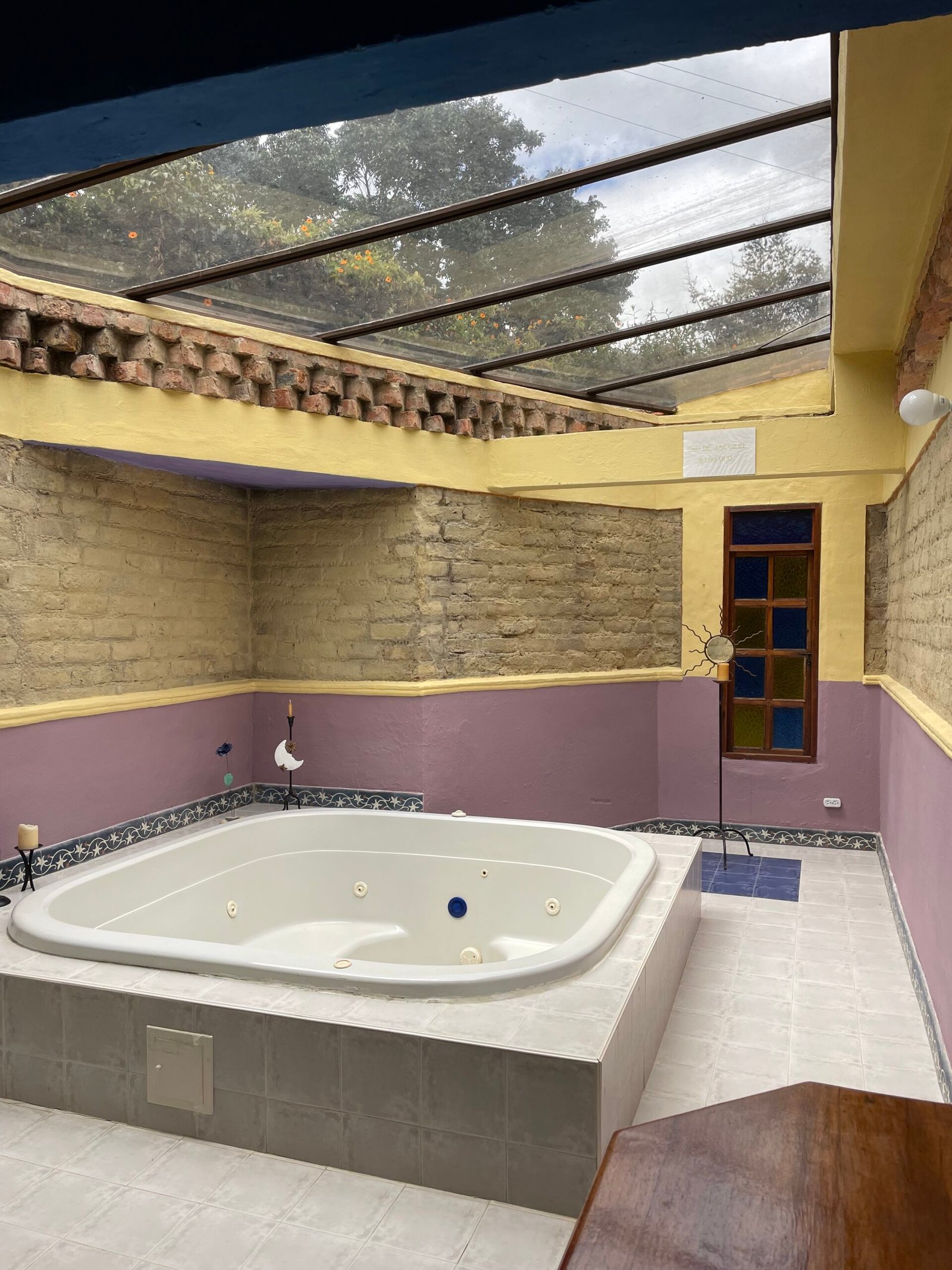 Jacuzzi con Hidromasajes - Casa Orquídea.