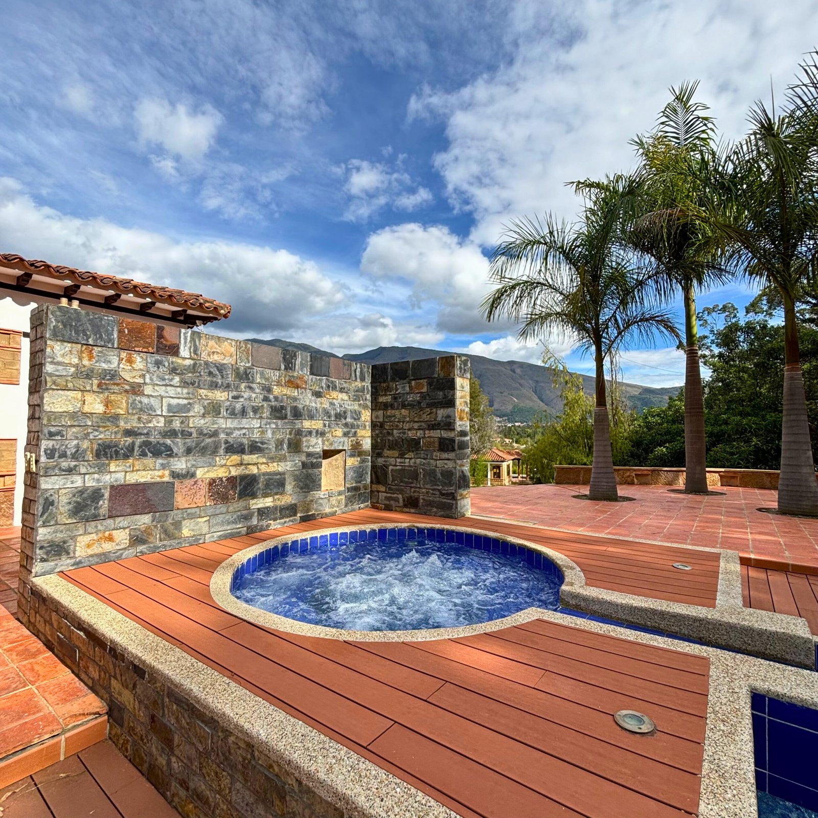 Reserva en Hotel Hacienda Boutique Cascanueces, Villa de Leyva. Hotel exclusivo con piscina climatizada, spa, zonas verdes y pet friendly. A solo 7 min del centro. Ideal para eventos y descanso