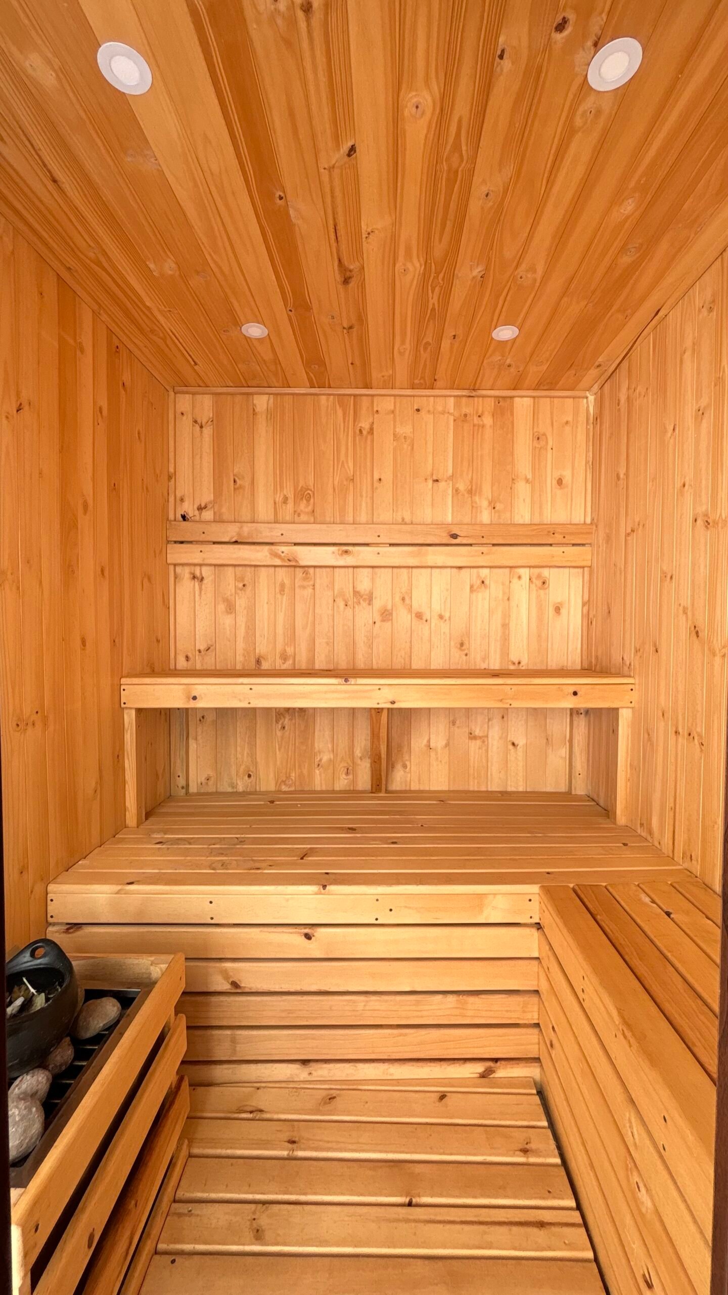 Reserva en Hotel Hacienda Boutique Cascanueces, Villa de Leyva. Hotel exclusivo con piscina climatizada, spa, zonas verdes y pet friendly. A solo 7 min del centro. Ideal para eventos y descanso