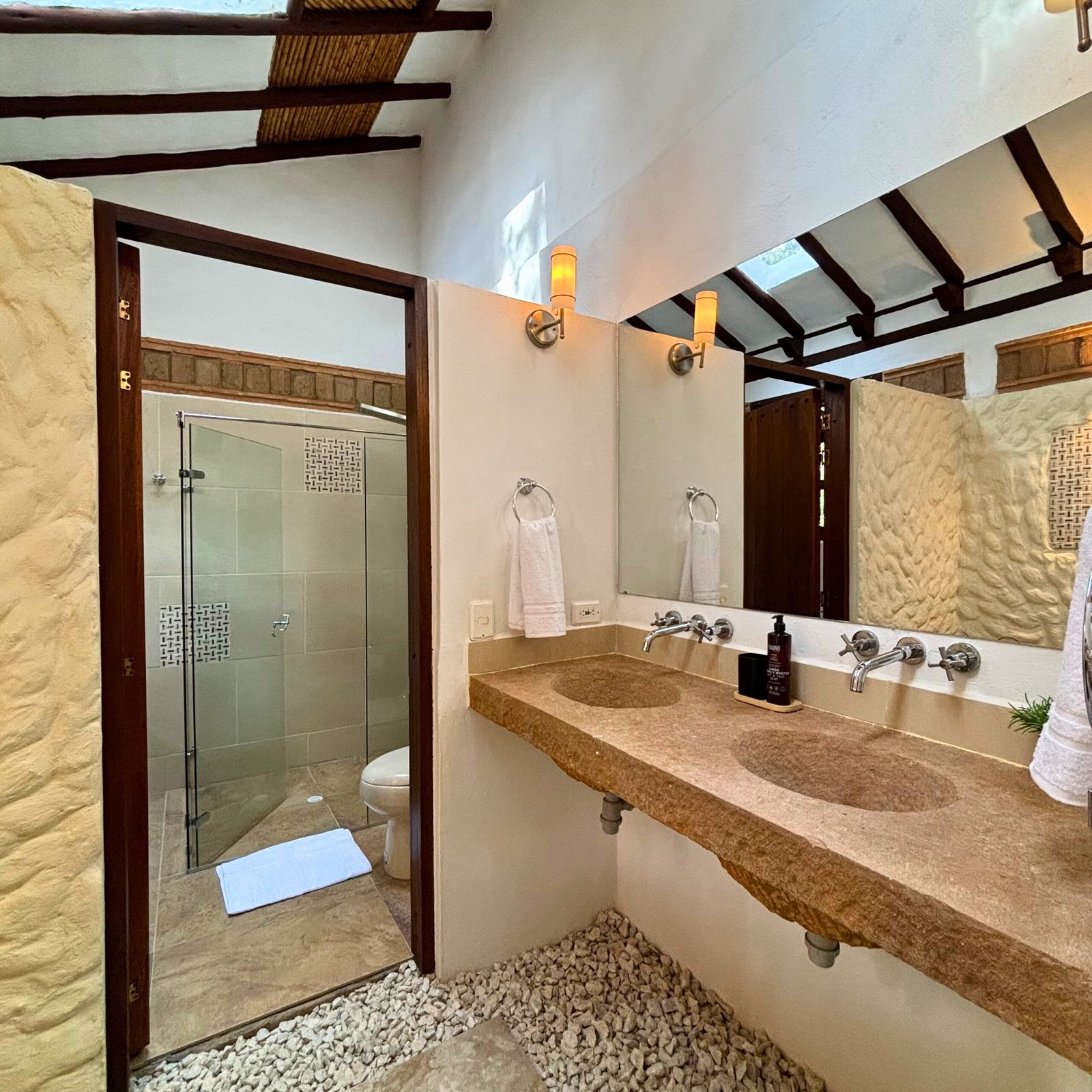 Reserva en Hotel Hacienda Boutique Cascanueces, Villa de Leyva. Hotel exclusivo con piscina climatizada, spa, zonas verdes y pet friendly. A solo 7 min del centro. Ideal para eventos y descanso