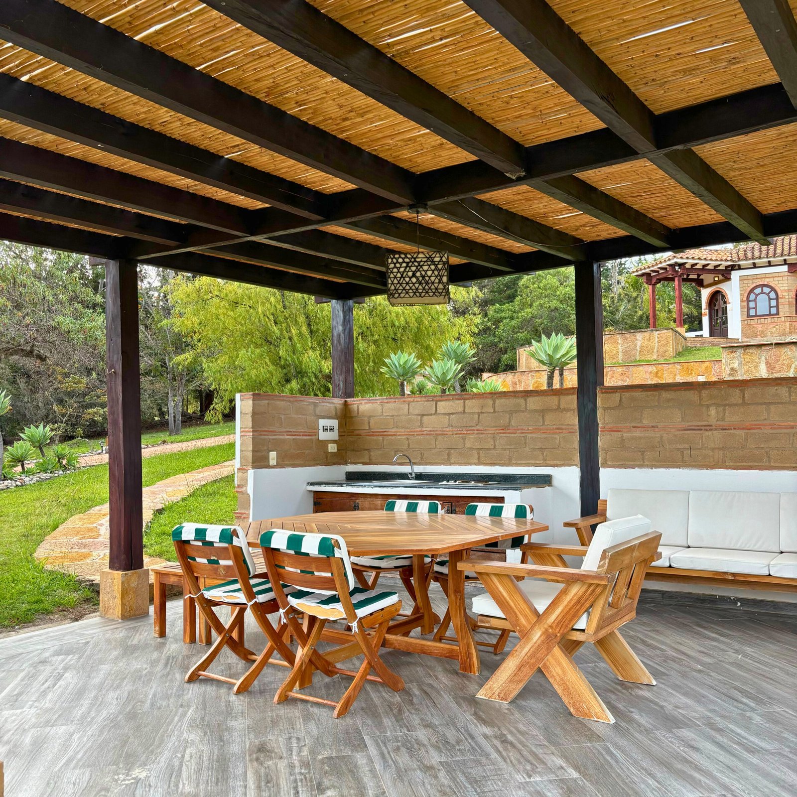 Reserva en Hotel Hacienda Boutique Cascanueces, Villa de Leyva. Hotel exclusivo con piscina climatizada, spa, zonas verdes y pet friendly. A solo 7 min del centro. Ideal para eventos y descanso