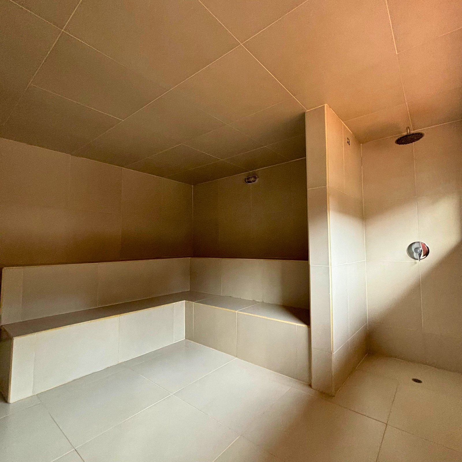 Reserva en Hotel Hacienda Boutique Cascanueces, Villa de Leyva. Hotel exclusivo con piscina climatizada, spa, zonas verdes y pet friendly. A solo 7 min del centro. Ideal para eventos y descanso