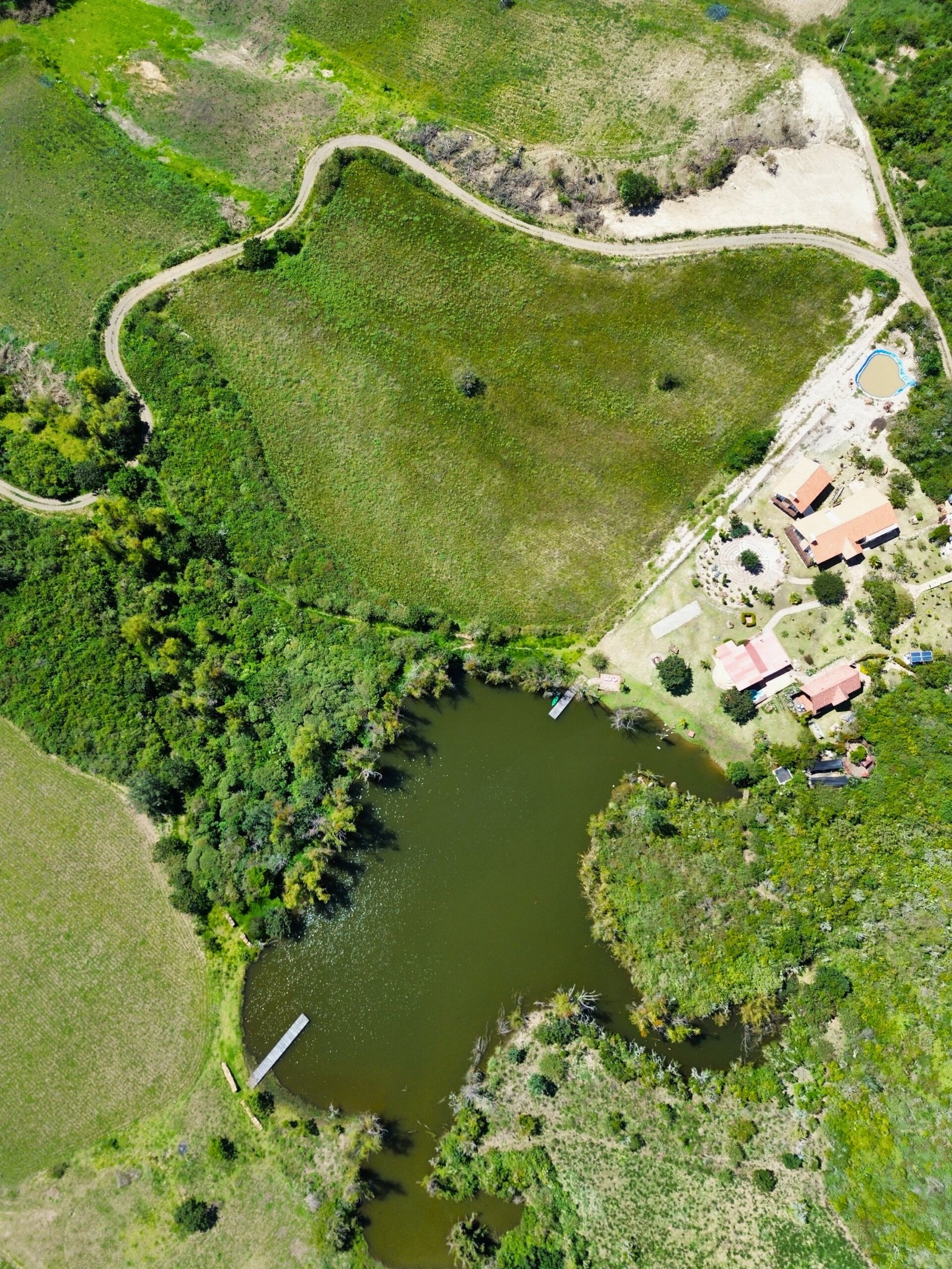 Reserva en Hotel Hacienda Boutique Cascanueces, Villa de Leyva. Hotel exclusivo con piscina climatizada, spa, zonas verdes y pet friendly. A solo 7 min del centro. Ideal para eventos y descanso