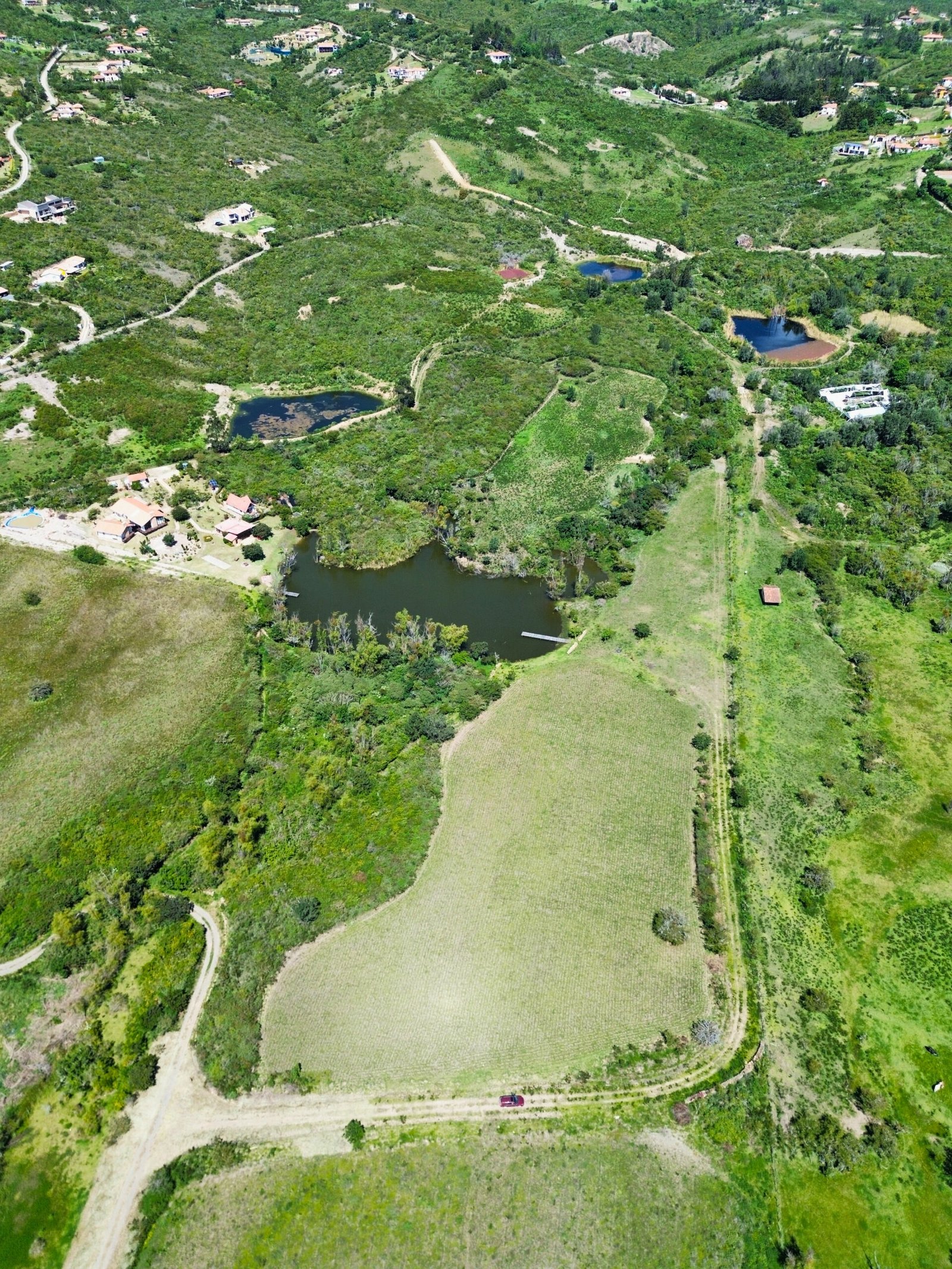 Reserva en Hotel Hacienda Boutique Cascanueces, Villa de Leyva. Hotel exclusivo con piscina climatizada, spa, zonas verdes y pet friendly. A solo 7 min del centro. Ideal para eventos y descanso