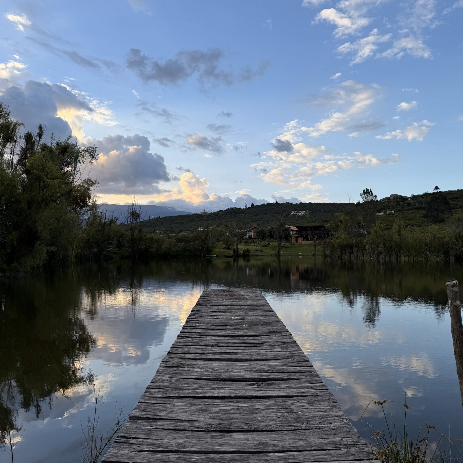 Reserva en Hotel Hacienda Boutique Cascanueces, Villa de Leyva. Hotel exclusivo con piscina climatizada, spa, zonas verdes y pet friendly. A solo 7 min del centro. Ideal para eventos y descanso