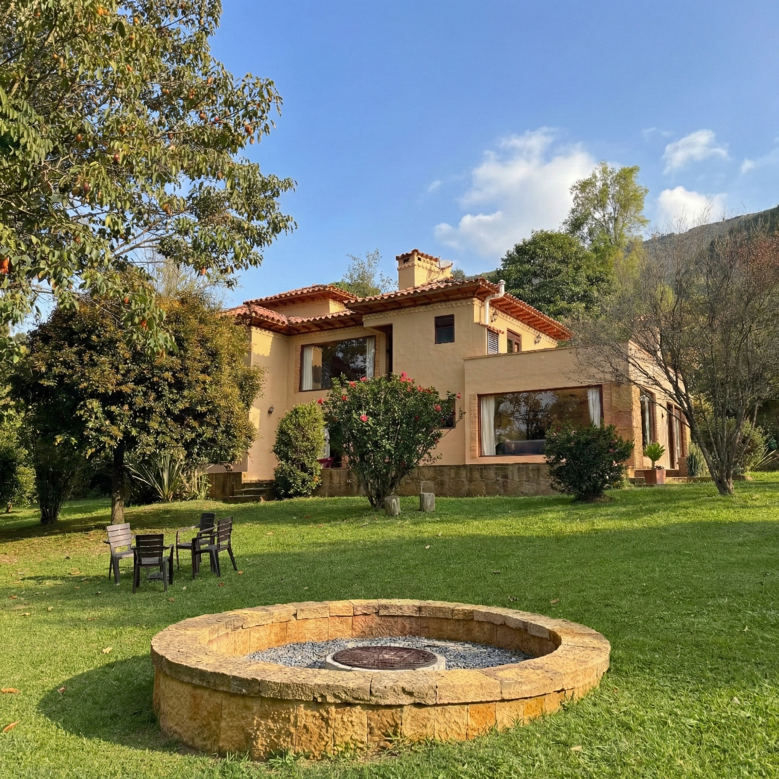 Reserva en Hotel Hacienda Boutique Cascanueces, Villa de Leyva. Hotel exclusivo con piscina climatizada, spa, zonas verdes y pet friendly. A solo 7 min del centro. Ideal para eventos y descanso