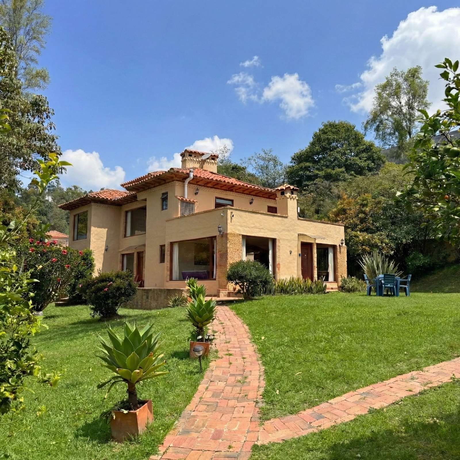 Reserva en Hotel Hacienda Boutique Cascanueces, Villa de Leyva. Hotel exclusivo con piscina climatizada, spa, zonas verdes y pet friendly. A solo 7 min del centro. Ideal para eventos y descanso