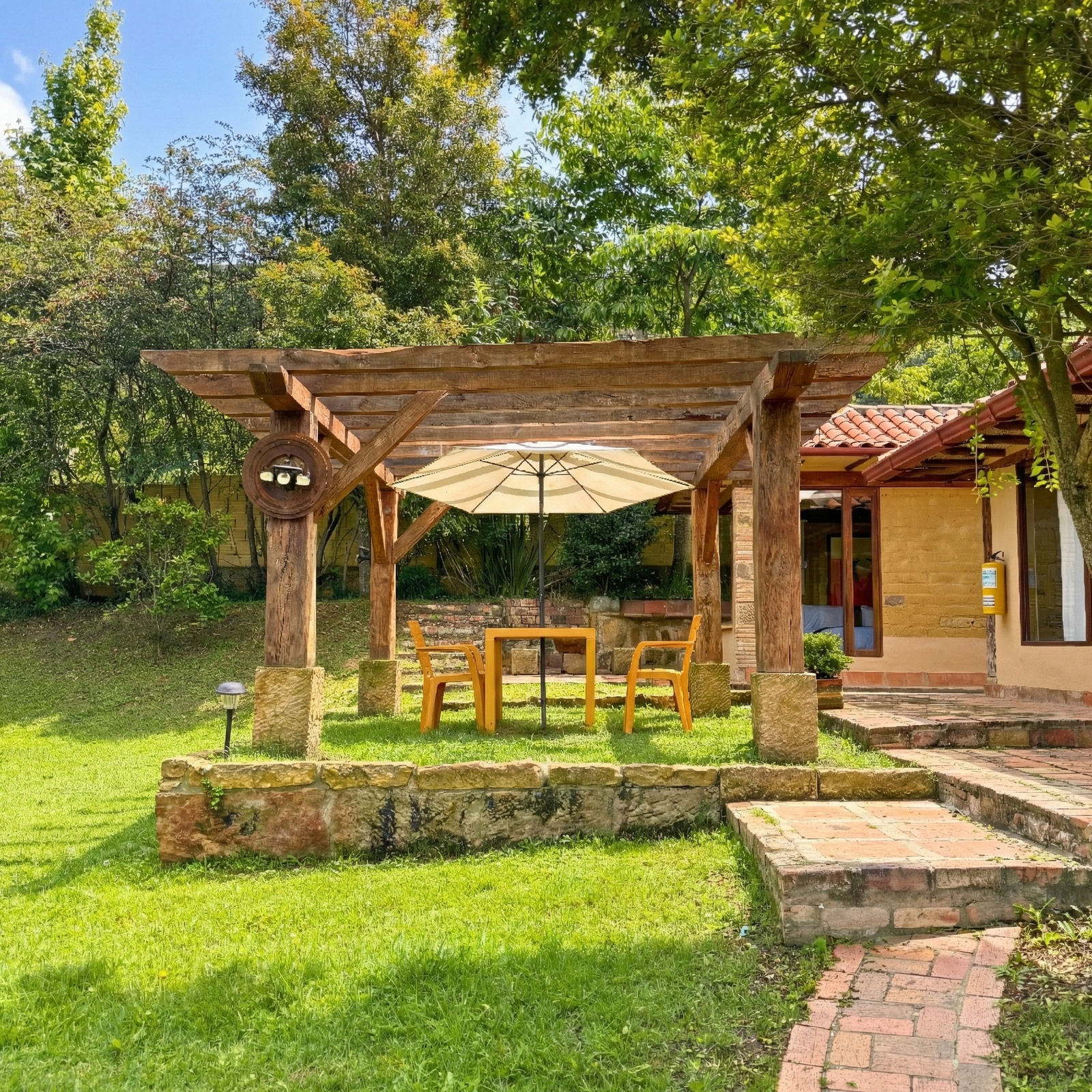 Reserva en Hotel Hacienda Boutique Cascanueces, Villa de Leyva. Hotel exclusivo con piscina climatizada, spa, zonas verdes y pet friendly. A solo 7 min del centro. Ideal para eventos y descanso