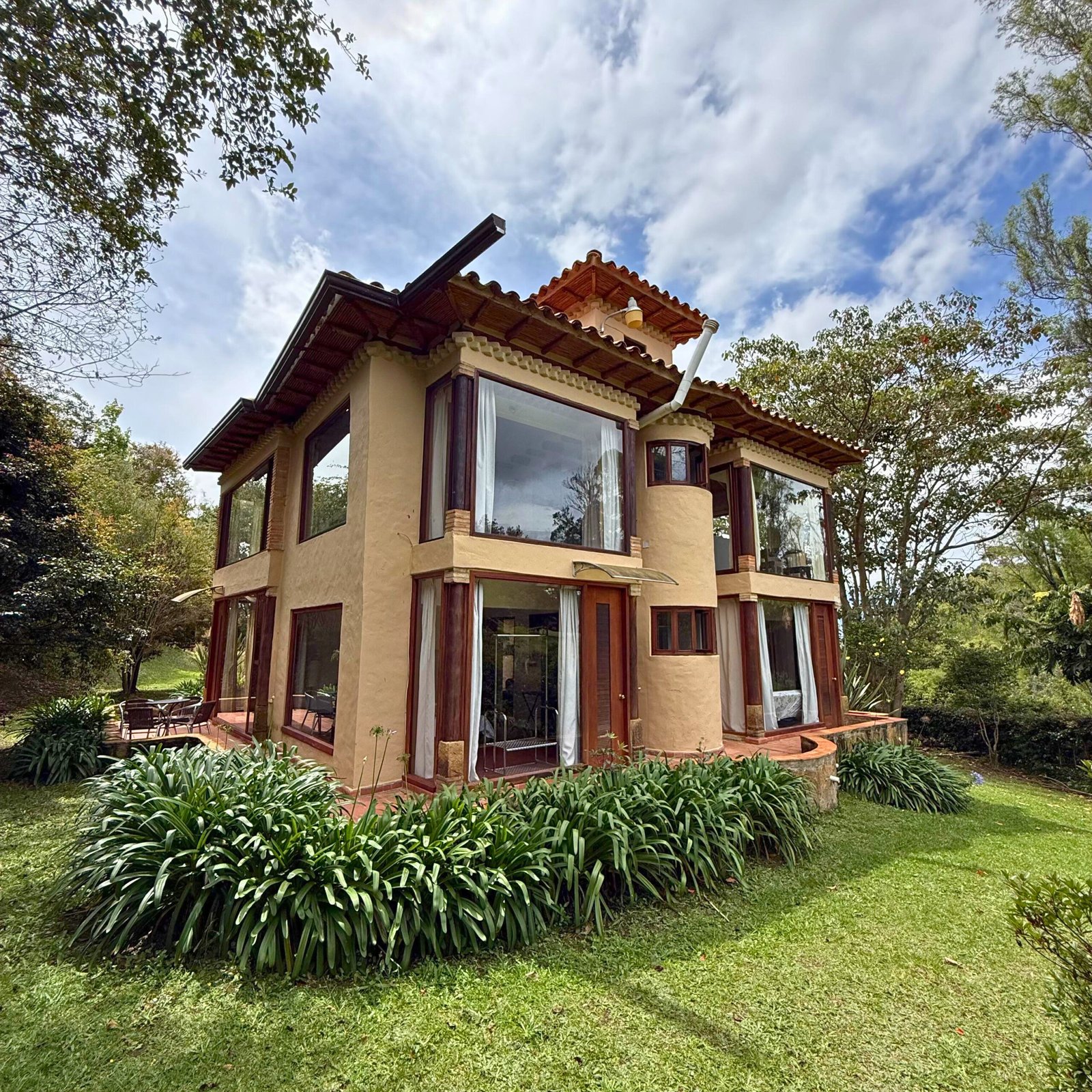 Reserva en Hotel Hacienda Boutique Cascanueces, Villa de Leyva. Hotel exclusivo con piscina climatizada, spa, zonas verdes y pet friendly. A solo 7 min del centro. Ideal para eventos y descanso